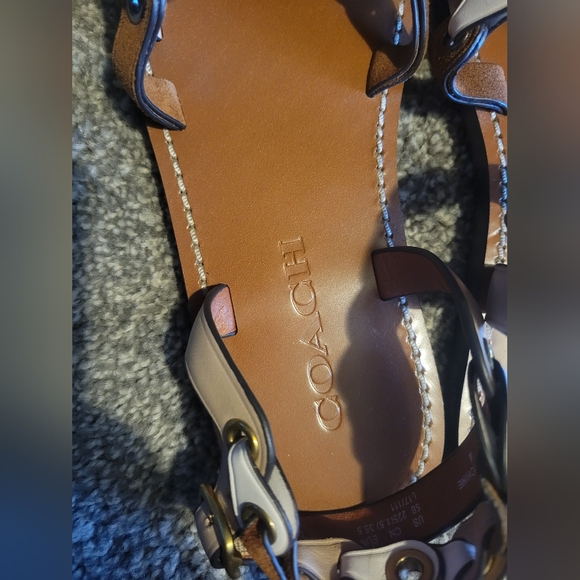 COACH Beechwood, Saddle and Chalk Sandals. Size 5 - Picture 3 of 9
